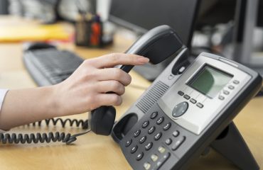 primo-piano-sulla-persona-che-lavora-nel-call-center